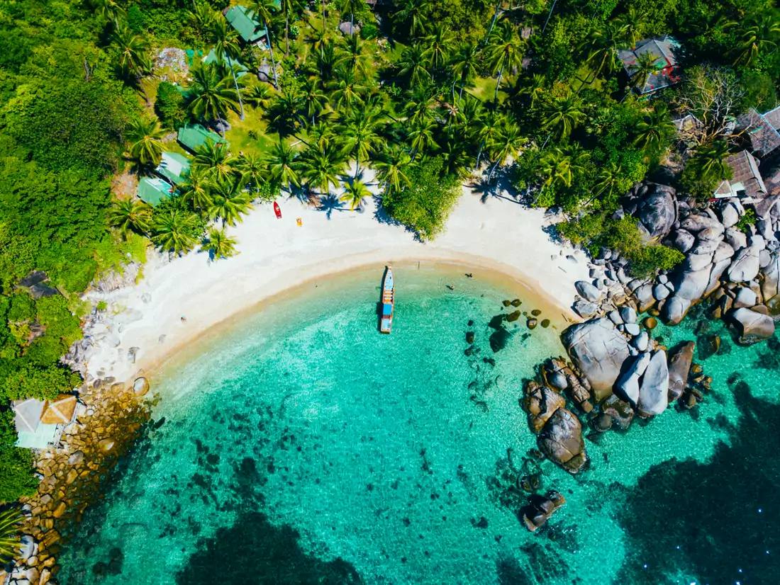 Beach and turquoise water on Koh Tao near LUM